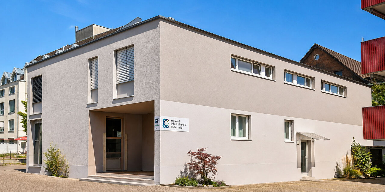 RIF Oberes Freiamt am Caspar Wolf-Weg 2 in Muri. Der RIF-Eingang auf der gegenüberliegenden Gebäudeseite der Grosstierpraxis